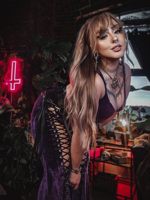 Watch 🦇 𝖑𝖎𝖈𝖍𝖑𝖎𝖓𝖌𝖘 | OF 🖤💋's leaked NSFW photo on TwXstars