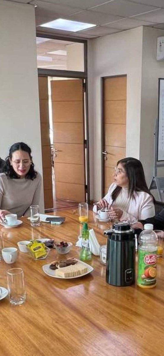 FABIOLA CAMPILLAY , PORQUE USA LENTES OPTICOS , SI ELLA DICE QUE ES CIEGA ??????