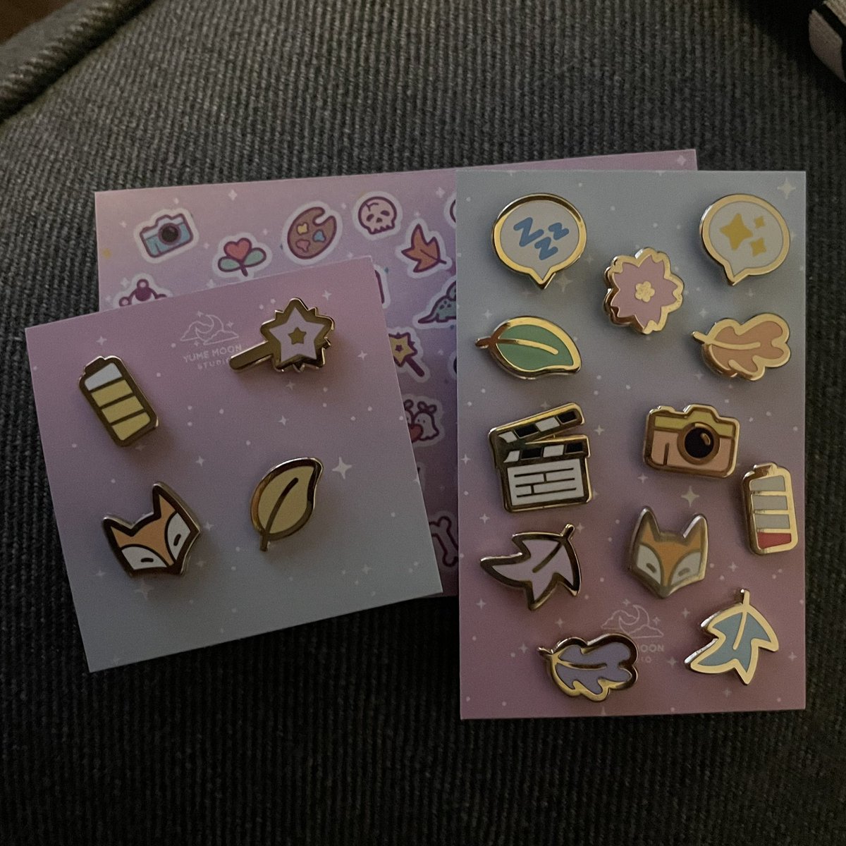 Got my tiny pins from <a href="/YumeMoonStudio/">Yume Moon Studio💜</a> 
Got 2 foxes 🦊 this time cause I lost my last one so this time I got a back up! So happy to have these, look how pretty they are! 🥰
