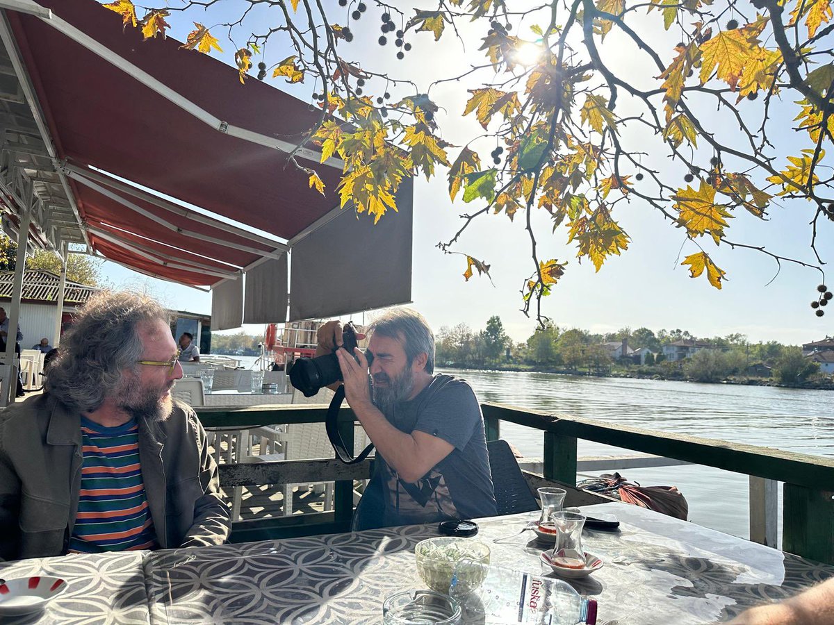 Demirkubuz Usta’nın objektifi. Güz. Çınar. Ve Karadeniz’e dökülen Sakarya Nehri.