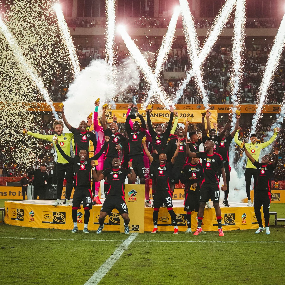 🗞️History as Pirates Bag Third Straight MTN8 Title🗞️

💻 Full Details : 👉🏿 orlandopiratesfc.com/news/history-a…

⚫️⚪️🔴⭐️
#OrlandoPirates
#OnceAlways