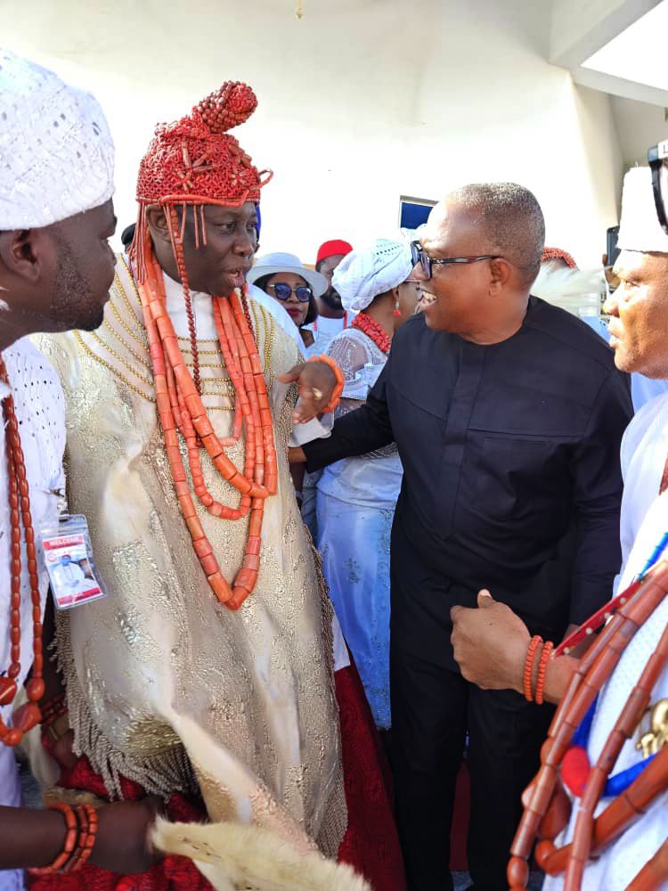 PeterObi's tweet image. Today, I was in Asaba, Delta State capital to rejoice with other men of goodwill over the coronation of my dear elder brother, Prof. Epiphany Chibuogu Azinge, SAN, as the 14th Asagba of Asaba. 

It was a momentous occasion, not only for the people of Asaba but for all who…