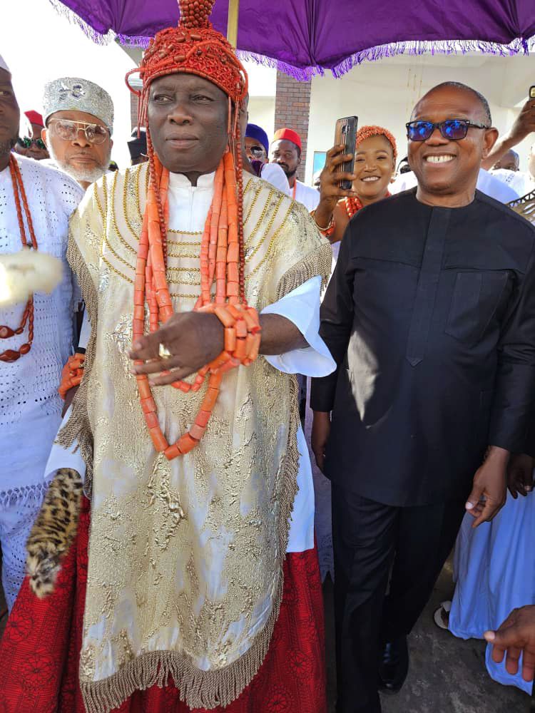 PeterObi's tweet image. Today, I was in Asaba, Delta State capital to rejoice with other men of goodwill over the coronation of my dear elder brother, Prof. Epiphany Chibuogu Azinge, SAN, as the 14th Asagba of Asaba. 

It was a momentous occasion, not only for the people of Asaba but for all who…