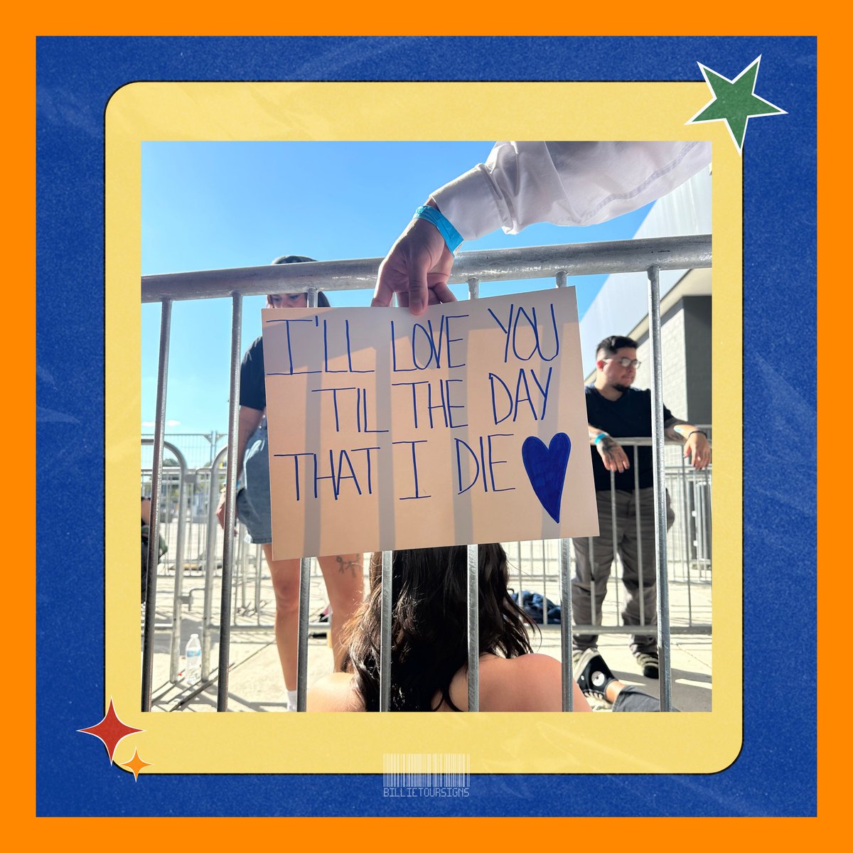 #HARDANDSOFTPhiladelphia: A fan holding their ‘BIRDS OF A FEATHER’ inspired sign for tonight’s show in Philadelphia, PA.