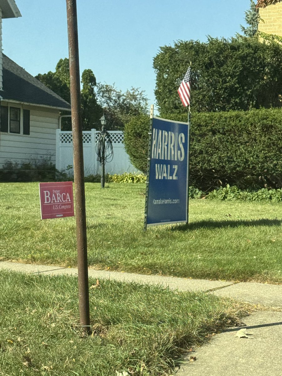 dylanfansHarris's tweet photo. We FIBS (“fucking Illinois bastards”) are up to canvass in Wisconsin. Seeing a LOT more Harris signs than we did a few weeks ago! Elkhorn WI dems had to move to a bigger office for the weekend! https://t.co/0PQ3PLDbdL