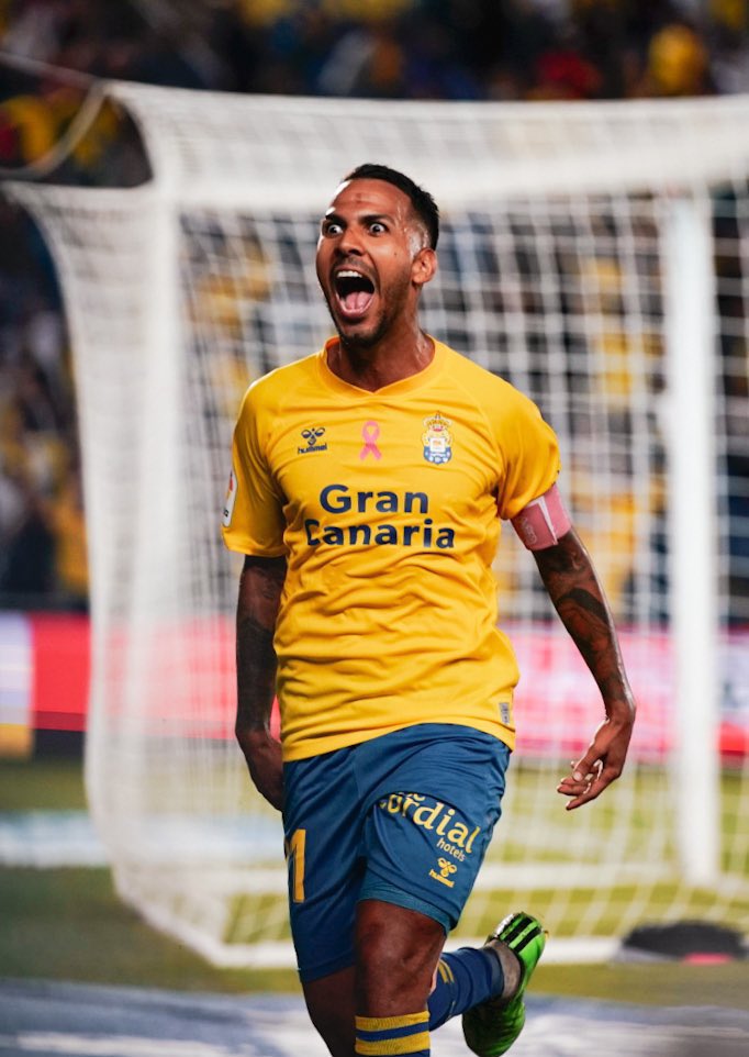 Vuelve y agarra a un par de ellos por el cuello. 

Ese vestuario solo lo puedes levantar tú. 

☂️