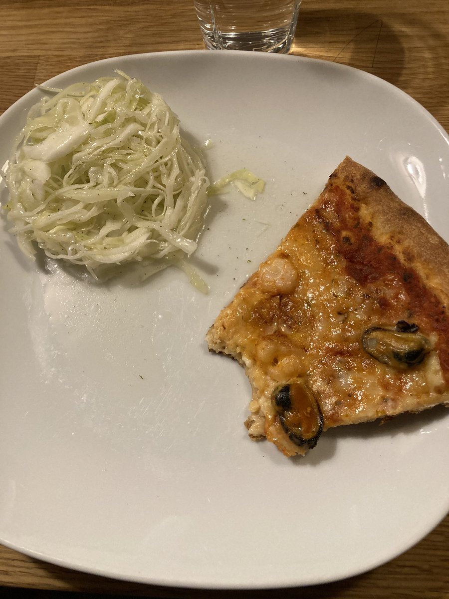 Dieser Salat bekommt man immer wenn man Pizza in Schweden holt. Ich liebe ihn!