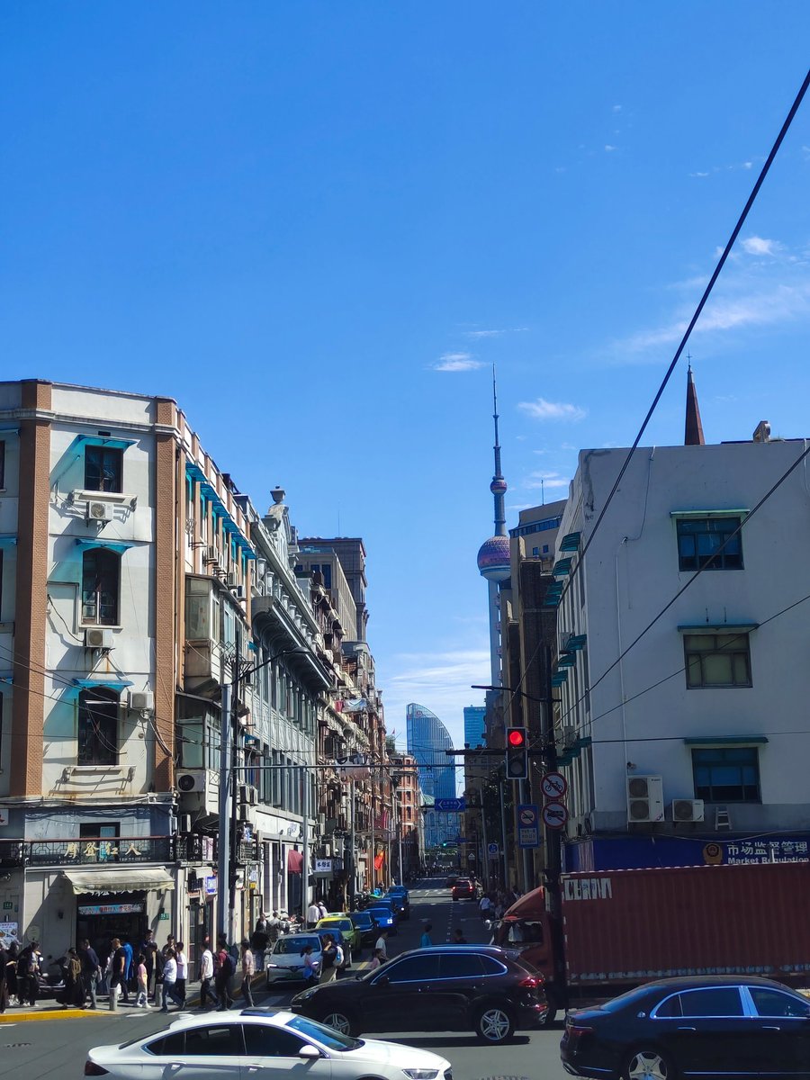 离开上海10年了，国庆带老婆孩子来游玩。
发现还是有些许变化的。
比如街上和地铁站的垃圾桶好像都取消了，更干净了。
地铁线路也更多了