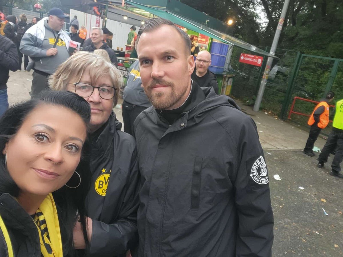 Samy09 (@samy09618988195) on Twitter photo Gute Nacht.
Hey, <a href="/fischkreutz_KG/">Kevin Großkreutz</a>
ich habe nicht mal 5 m von dir entfernt gestanden. Ich war der verrückte blinde, mit dem Blindenstock.
Das entschädigt für alles.
Bin zwar nicht auf dem Bild, aber ich weiß ganz genau, wo du gestanden hast.
#FCUBVB Gute Nacht.
Hey, <a href="/fischkreutz_KG/">Kevin Großkreutz</a>
ich habe nicht mal 5 m von dir entfernt gestanden. Ich war der verrückte blinde, mit dem Blindenstock.
Das entschädigt für alles.
Bin zwar nicht auf dem Bild, aber ich weiß ganz genau, wo du gestanden hast.
#FCUBVB