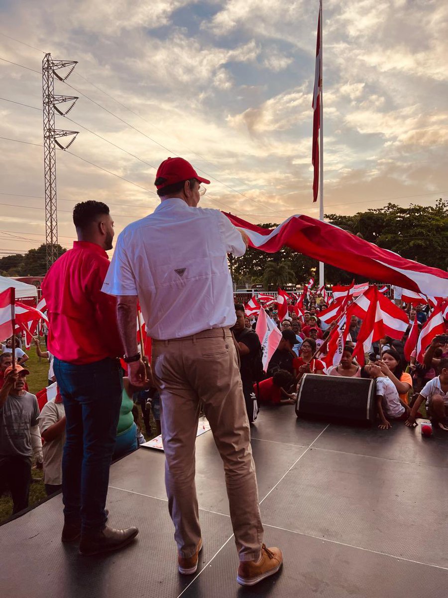 Gracias Puerto Cortés 🇦🇹❤️
Gracias Eddy Vega, próximo alcalde de Puerto Cortés.
Les invito mañana Domingo 6/10 a la 1:30 pm por <a href="/HCHTelevDigital/">HCH Televisión Digital</a> a ver el evento y mi mensaje al liberalismo.

#LuisPresidente
#RecuperarHonduras 

Crédito fotográfico para mi esposa…😉❤️
