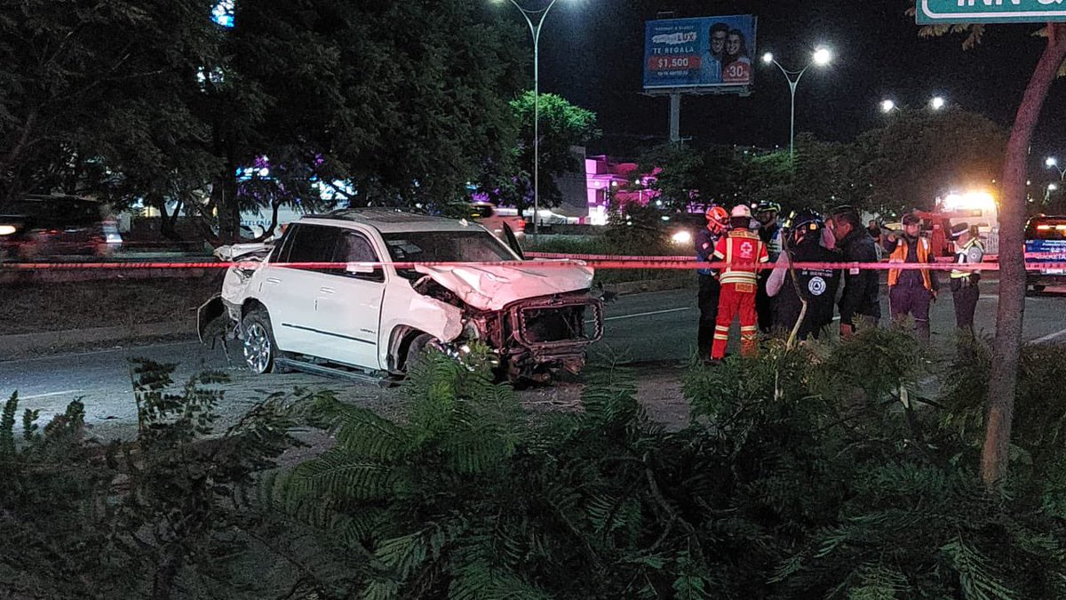 malavidaqro's tweet photo. #Querétaro | Conductor en aparente estado de ebriedad vuelca cuando circulaba por los carriles centrales de Paseo de la República a la altura de Antea.

Desafortunadamente un mujer de aproximadamente 30 años perdió la vida, el conductor fue retirado del lugar por sus familiares. https://t.co/4xT5kW8a1K
