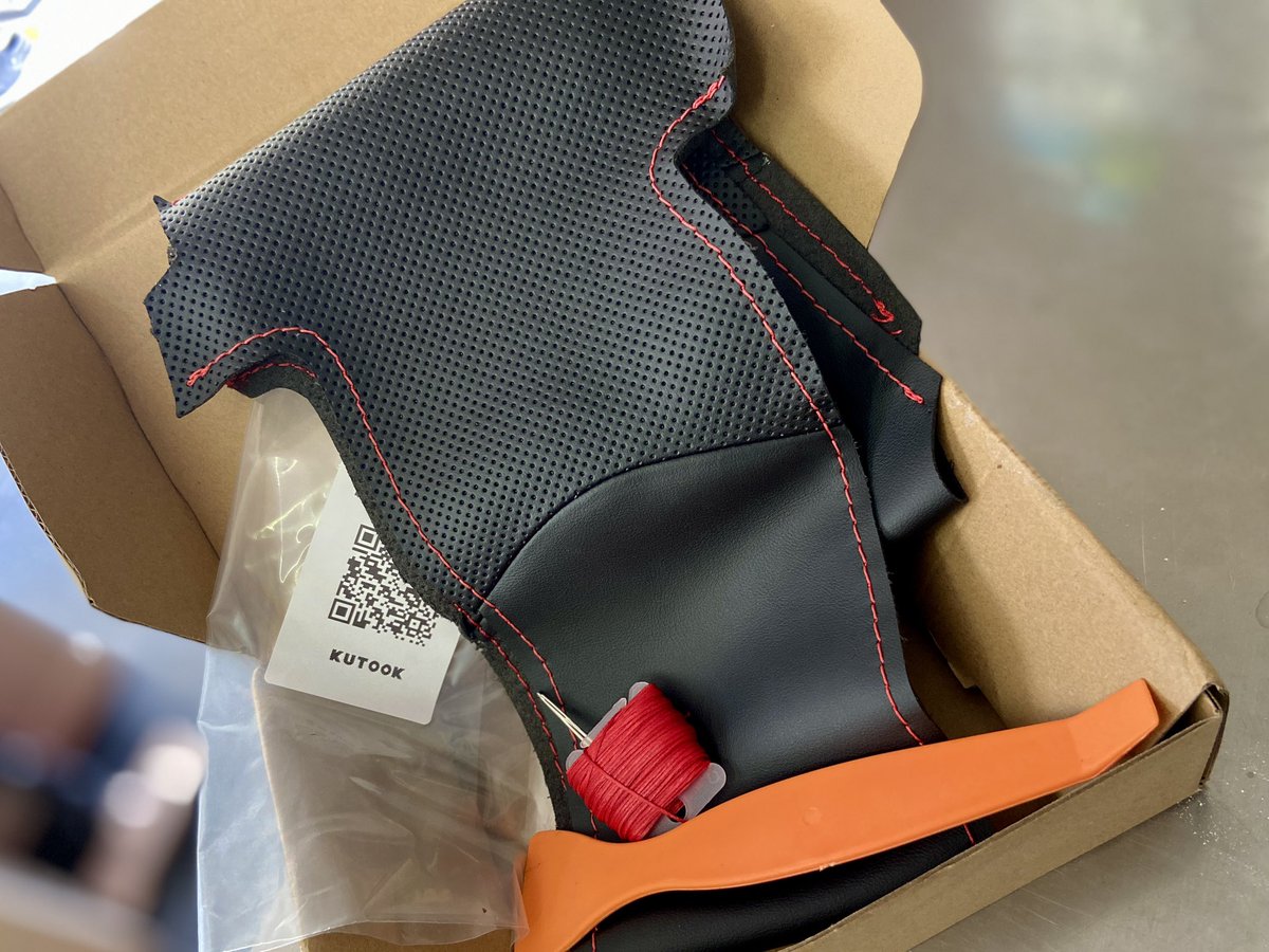 smileline_lab's tweet photo. 新しいステアリングカバーに
無償で交換して頂けました
日本人スタッフがしっかりと丁寧に
対応して下さいました!
また地道に縫いますか…
#KUTOOK https://t.co/8wjTeFRZjP
