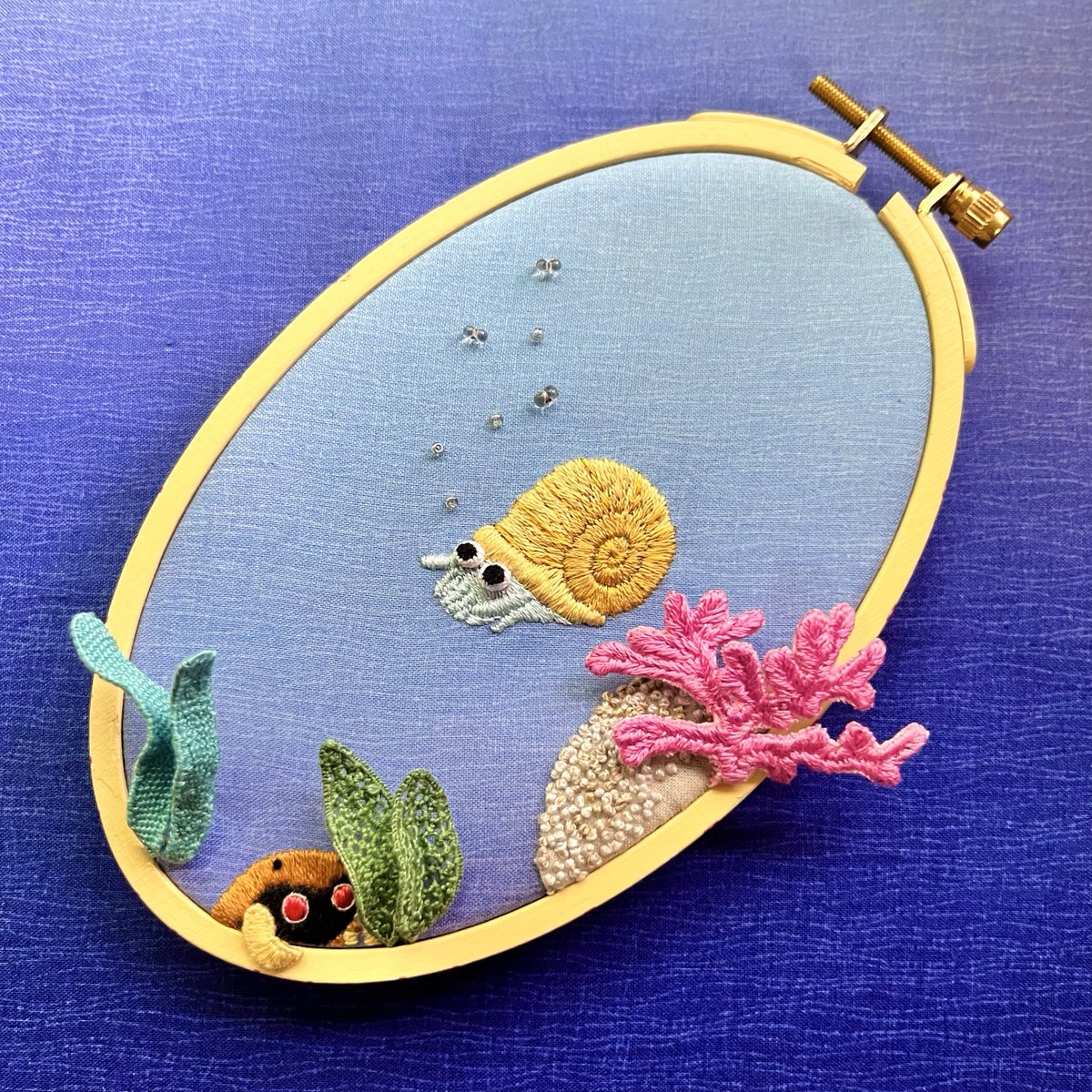 オムナイトの日おめでとう！！
古代の海を泳ぐオムちゃんを刺繍しました🐚🦑🪡
#オムナイトの日_2024