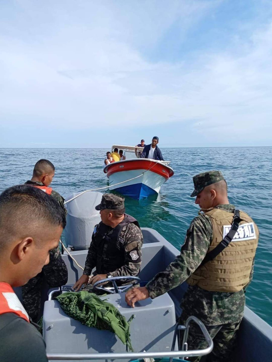 ImpactoHonduras's tweet photo. #DeImpacto: 13 turistas fueron rescatados al quedar varados por desperfectos mecánicos del motor de la lancha.

Más información aquí 👇 
https://t.co/ujZqGm6Ku0 https://t.co/kgZHZbg0Yr