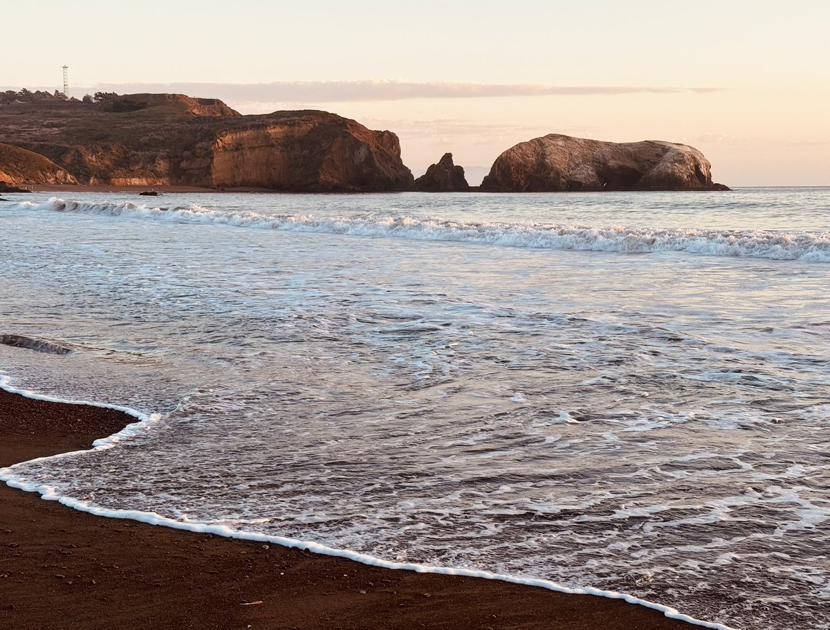 sircacofonix's tweet photo. Ayer el tiempo fue muy muy caliente pero porque aquel, entonces el puesta del sol fue más magnífico. El lugar es Rodeo Beach en Sausalito https://t.co/aJIEzhw9PQ