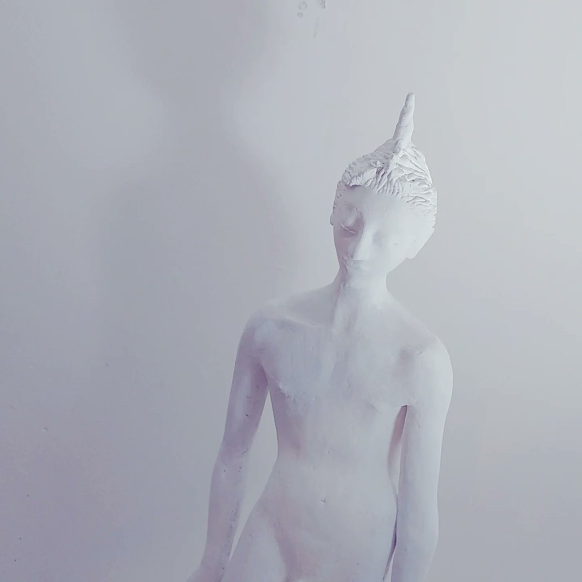 9ChrisBlue's tweet image. White color gives me some kind of relief and peace, closed eyes, mental peace, and light.
First pic, "Unico" ceramic sculpture, second pic and so on a conceptual kind drawing, using white painting with textures and dilutions 

#ceramics #drawing #inspiration #creative #art