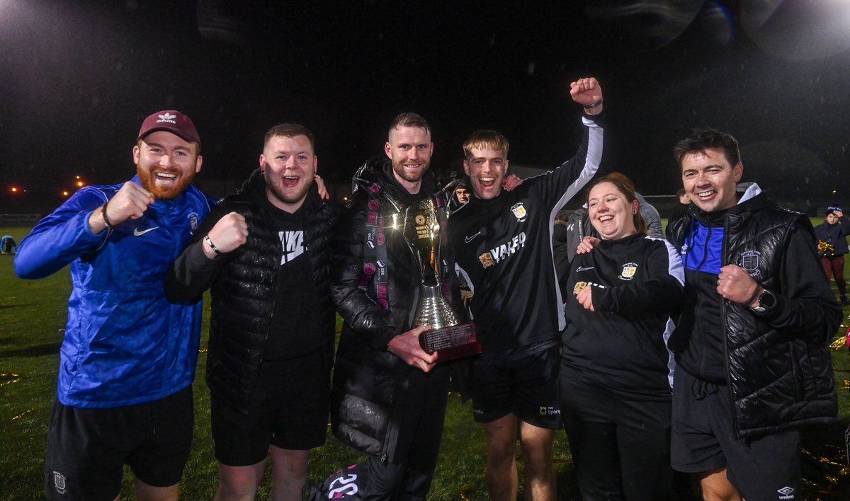LoiWomen's tweet photo. All the celebrations! 🤩🏆

#WLOI | @AthloneTownAFC https://t.co/XAUoDxwo3N