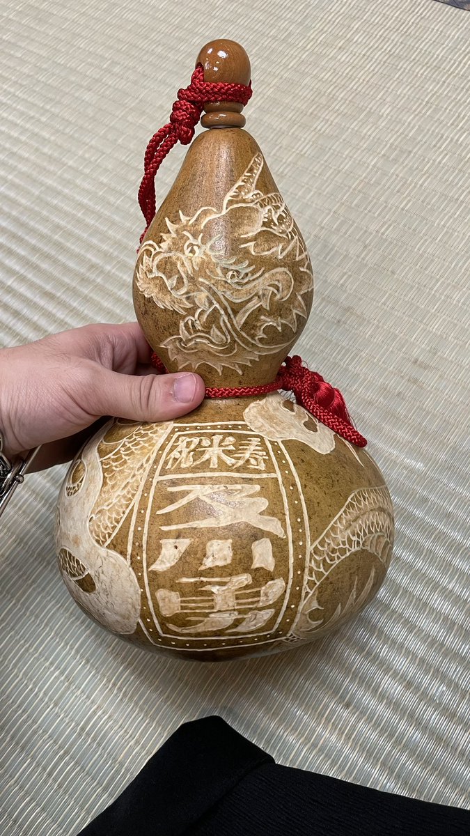 como_desert's tweet image. じいちゃんの米寿のお祝いで瓢箪に彫った🔥