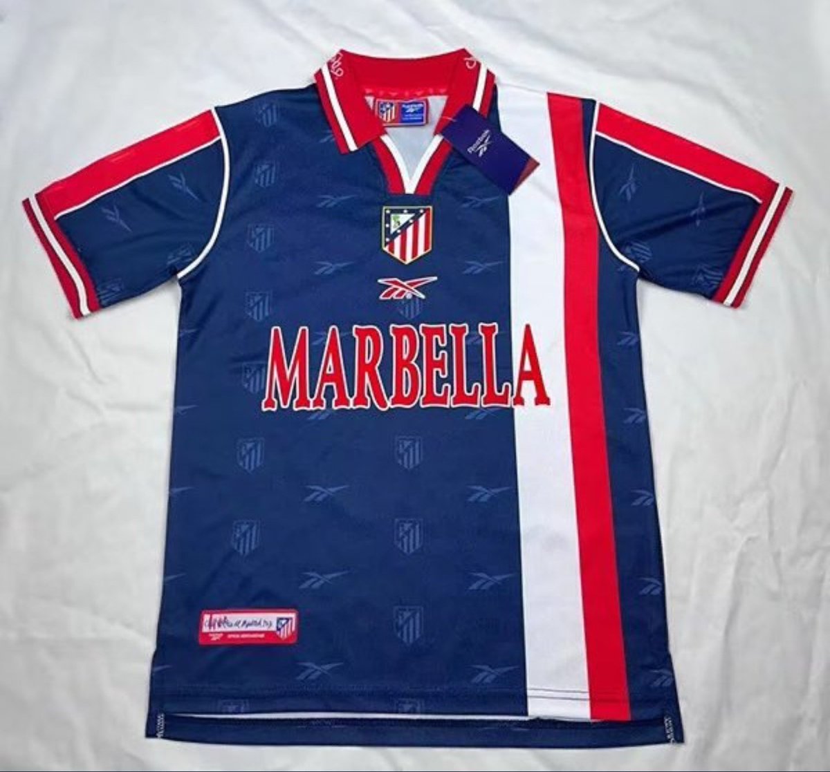 Juanarrien9's tweet photo. 🚨🚨 SORTEO🚨🚨

Los amigos de @futbasketcamis4 nos traen está joya enorme del Atleti versión Reebok

Un camiseton del 98

Para participar: seguir a @futbasketcamis4 y @MercadoATM y dar RT a esta publicación 

El sorteo dura hasta el Viernes 11 de octubre a las 19:03

🍀🍀🍀🍀🍀 https://t.co/EwHwrjX5kt