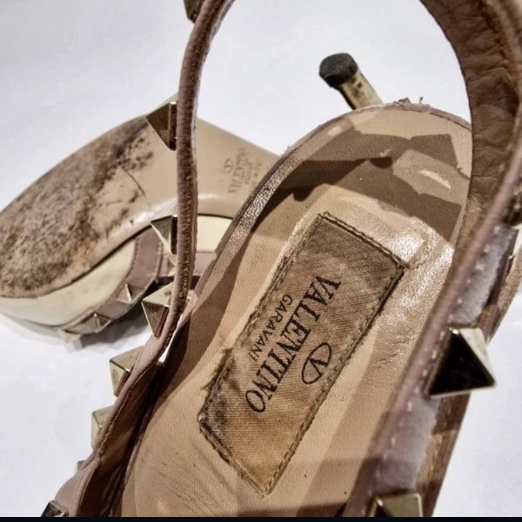 wws99X's tweet photo. A designer treat courtesy of the legendary @KatsWornHeels. Those sweat stained Valentino labels on the insole must be like Dom Perignon for the tongue of any #shoelicker

#wornheelsforsale #wellwornheels #shoeworship #valentinorockstud  #dirtysoles #dirtyheels https://t.co/ZP6UoAkn3D
