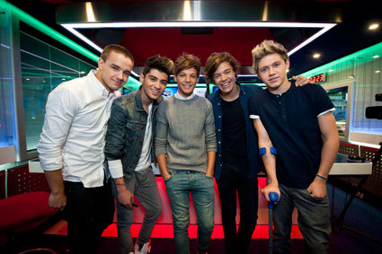 KStomska's tweet image. 12 yrs ago today we were blessed with this lovely picture of rye boys at the Capital FM studios where they did a short interview on the breakfast show 
#OneDirection #OT5Forever #RadioInterview #memories