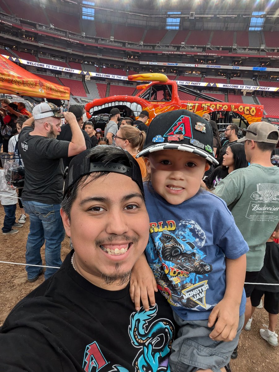 ACastllo37's tweet photo. Benji's first time at #MonsterJam !!! https://t.co/pfq0su8CJF