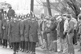 ManWithNoLife1's tweet image. 4 pictures of the police #Miners faced in 80s strike. Spot one, just one that appears anything like the load of over weight coppers we have today. #AllByDesign