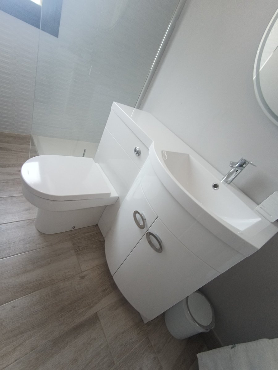 FontaPlacido's tweet photo. Reparación de inodoro modular adosado a mueble de lavabo.

#FontaneroAyamonte

Para cada problema, una solución 👨🏻‍🔧 https://t.co/WOoePqp9XV
