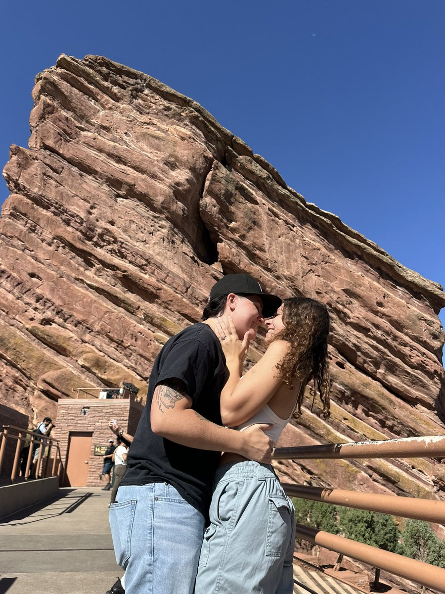 illemiumx's tweet photo. Red Rocks Presents: the engagement!!!!💍🤍 https://t.co/cj3vNXB7Cy