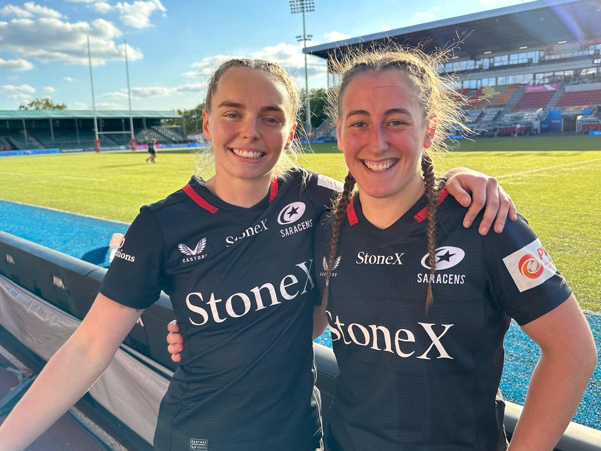 sarriessupport's tweet photo. Thank you to the @SaracensWomen players for coming over to see family, friends and other fans after that tough battle.

⚫️ @_emma_hardy &amp; @CTremelling08
🔴 Tori Sellors
⚫️ @Sharifa_Kasolo 
🔴 Jemma-Jo Linkins

📸 @DavidLoxhd #SarriesFamily https://t.co/kuF3XwSBe6