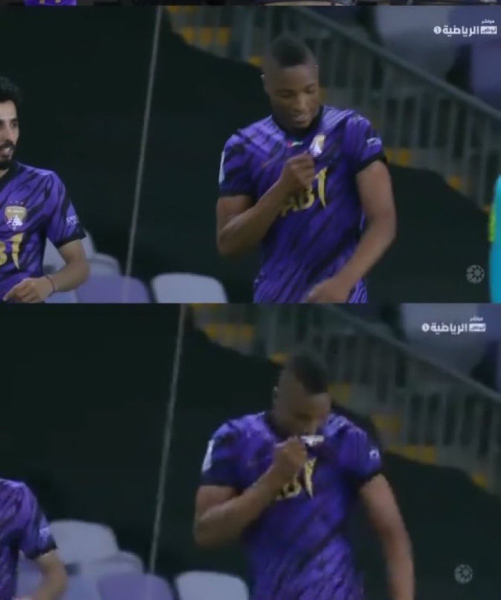 ia_a96's tweet image. أتَظنٌ انَكَ عِندَمَا أحَرقَتَني 
ورَقَصتَ كَالشَيطَانُ فوقَ رُفاتي 
وتَركَتني لِلذَارِيَاتِ تَذُرني 
كُحَلاً لِعَينِ الشَمس فِـ الفَلواتي
أتظنُ أنكَ قد طَمستَ هَويتي!
ومَحوتَ تَاريخي ومُعتقداتي؟
عَبثًا تُحاوِلُ .. لا فَناءَ لِثائرٍ
أنَا كَالقيامَةُ .. ذَاتَ يَومٍ آتِ #LP9 💜