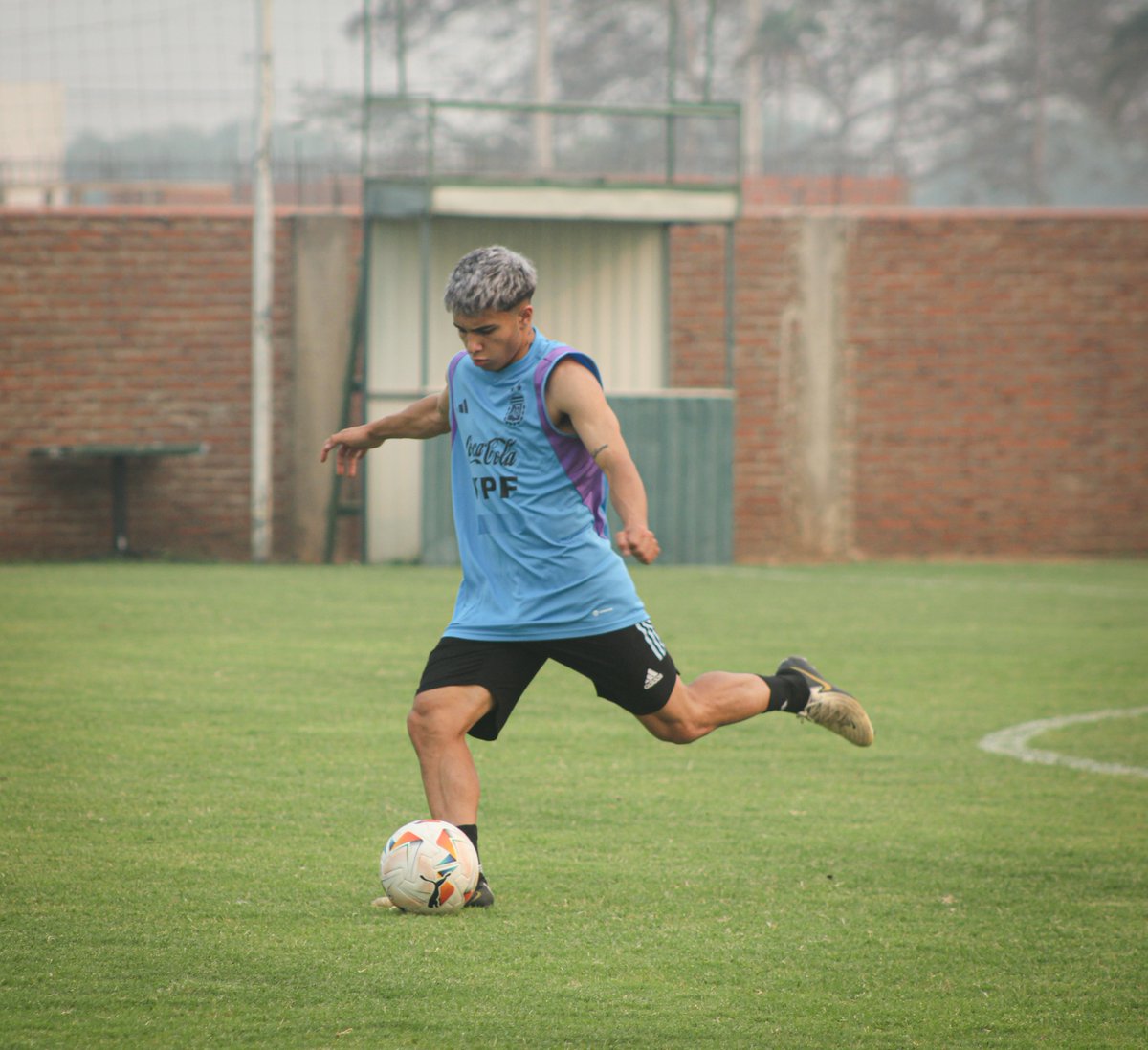 Argentina's tweet photo. #Sub15 ¡Cada vez más cerca del Sudamericano! 💪

La selección a cargo de Diego Placente se entrenó esta tarde en Bolivia previo al debut del lunes ante #Venezuela. 🫡

📝 https://t.co/oWbd2R3IjJ https://t.co/0QEh4RVqoF