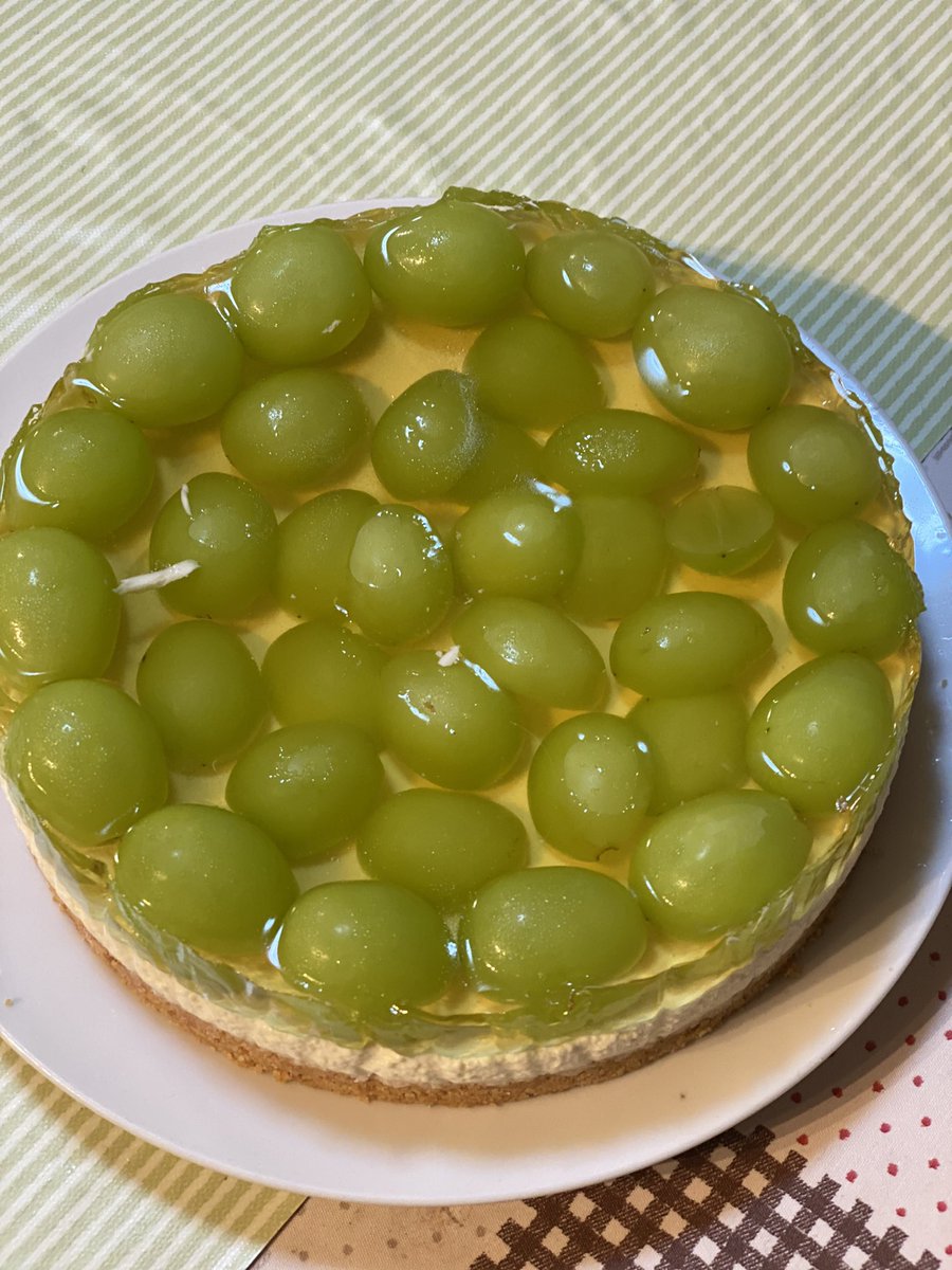 ru72340's tweet photo. おはようございます💭
またまたシャインマスカットのチーズケーキ。
もちろん合格💮‼️
 #手作りケーキ https://t.co/pEcPoeAaoo