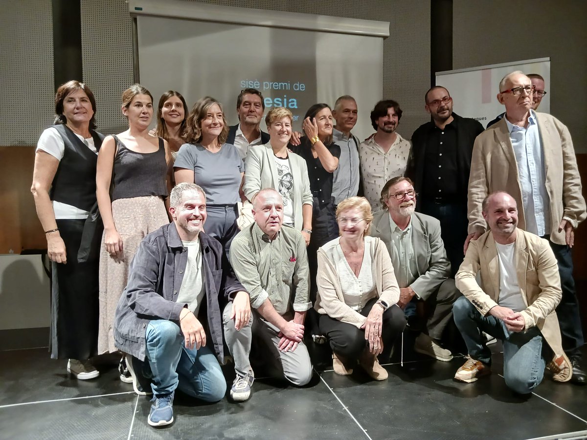 venturaametller's tweet image. I la foto de família d'aquest sisè premi de poesia, amb el guanyador, Pau Sif, els membres del jurat, els de l'Associació Ventura Ametller, en Nil Manrique, la regidora de Cultura i l'alcalde de Mataró.