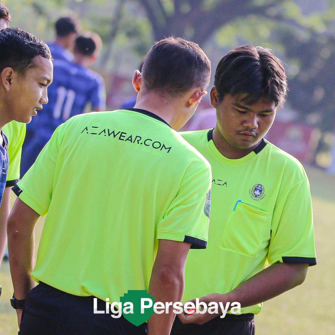 Tahukah anda kalau Liga Persebaya tidak hanya untuk mengembangkan talenta pemain untuk Persebaya dan Indonesia ke depannya?

Kami juga memberikan akses wasit dan perangkat pertandingan untuk tumbuh dan berkembang dalam ekosistem industri sepak bola.

#LigaPersebaya #TumbuhTinggi