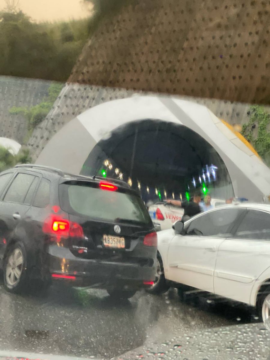Birrilly's tweet photo. (((ENFRENTAMIENTO))) #Caracas Funcionarios de la división contra robos del #CICPC sostuvieron enfrentamiento contra sujeto que resultó abatido en el sitio, paso restringido en la #GMA sentido #Guarenas en el túnel hacia #Turumo @ReporteYa #EnDesarrollo @CronicaPolicial @RPolicial https://t.co/ZUzmb0A0Ti