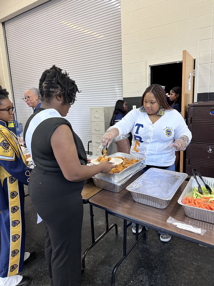 AAAKKYTBS's tweet photo. ✨Friday, October 4, 2024✨
Members of the Atlanta Alumni Association of Kappa Kappa Psi and Tau Beta Sigma provided service to the Southwest Dekalb High School Marching Panther Band. https://t.co/MlsMcv3mZ8