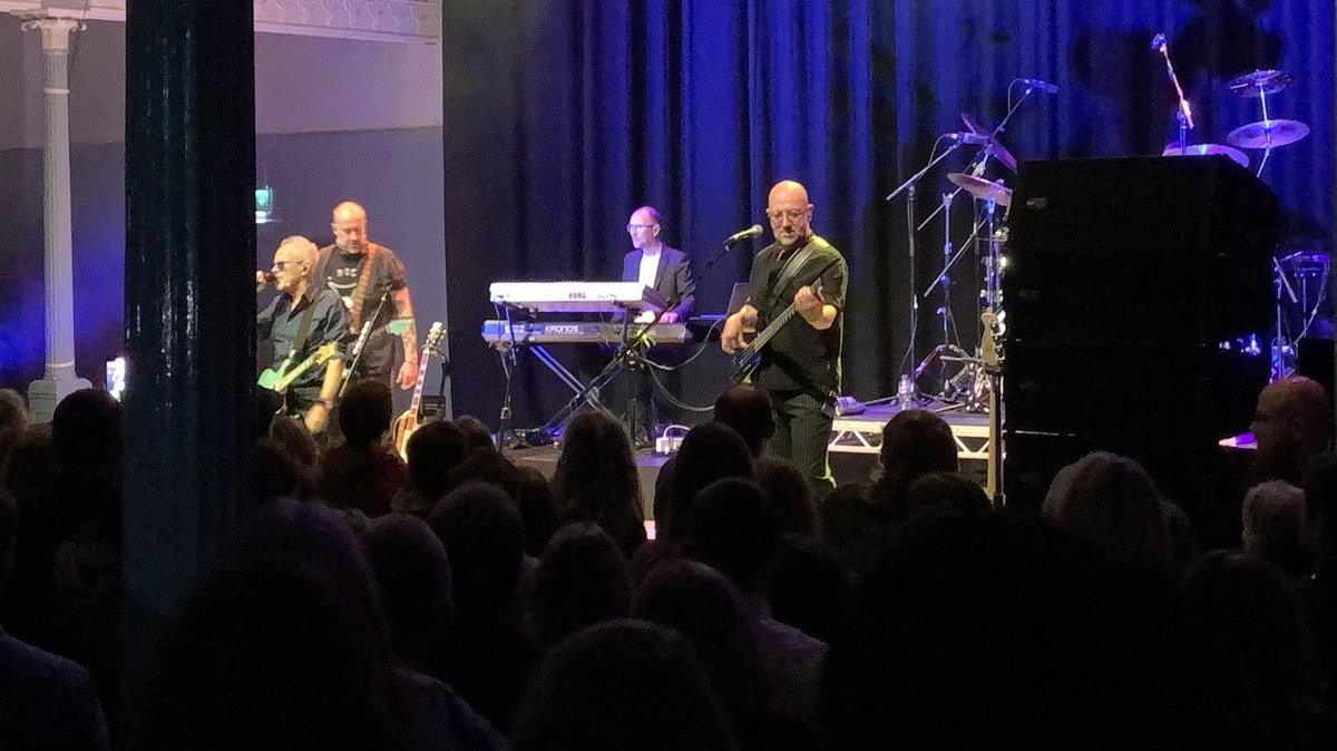 emg456's tweet photo. Great night in Edinburgh with songwriter extraordinaire @NikKershaw. Also a pleasure to see and hear the excellent @pgbass sporting a lovely Steinberger L2 for much of the gig. #PeriodCorrect https://t.co/FvufJ2QX3Q