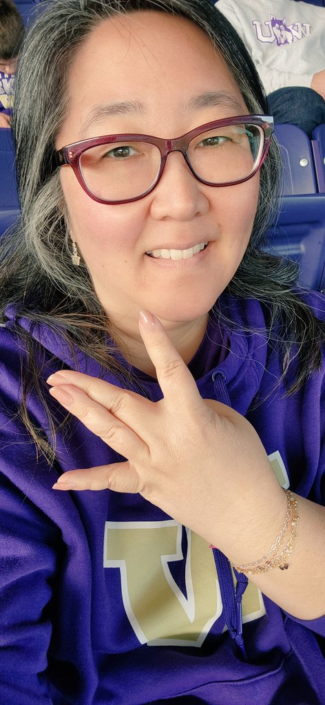 sako_thirty's tweet photo. Perfect crisp day for some Husky Football at the Greatest Setting!! 💜🏈 #GoDawgs #ForTheW #GreatestSetting #PurpleReign #BeatMichigan https://t.co/AVMzrUvXZx