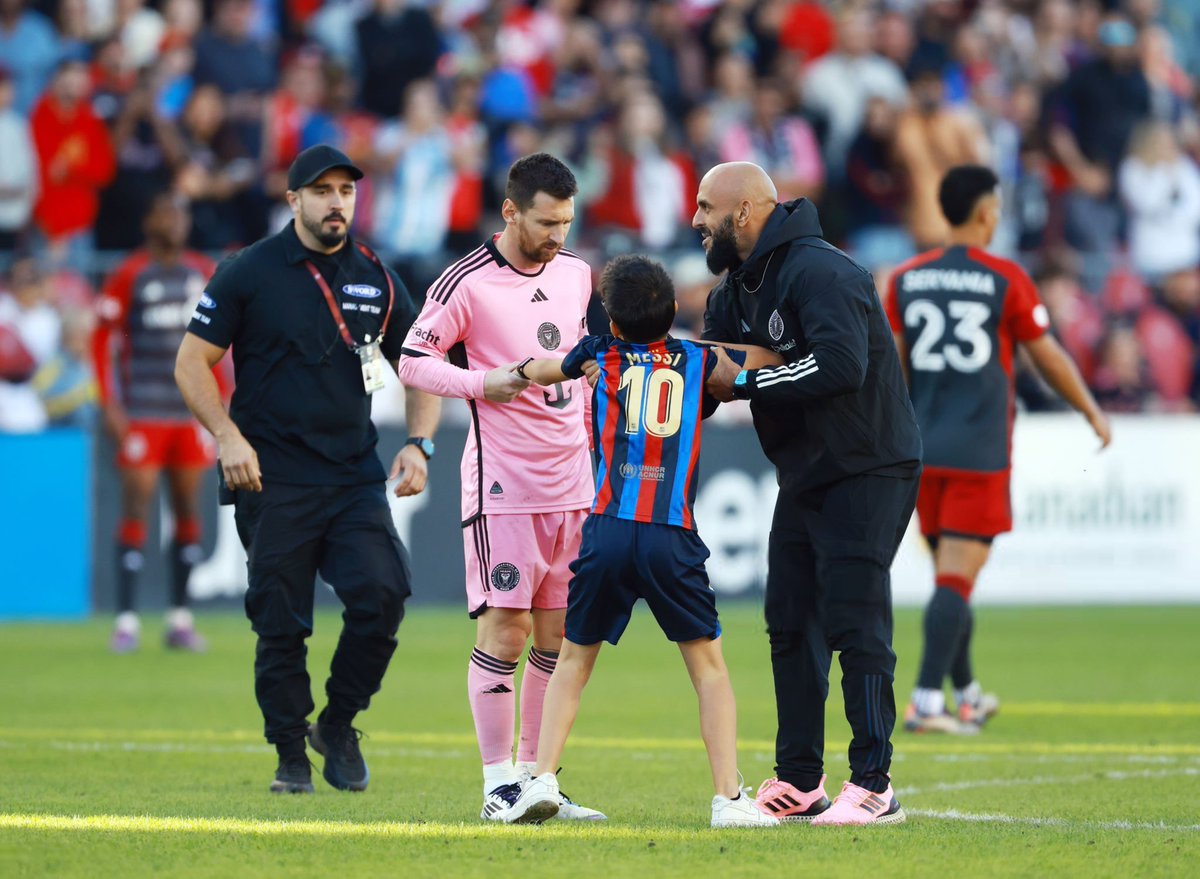 BarcaUniversal's tweet photo. Lionel Messi made a great gesture to a kid who wanted to hug him but was blocked by security.

https://t.co/yoXKSWLRi4