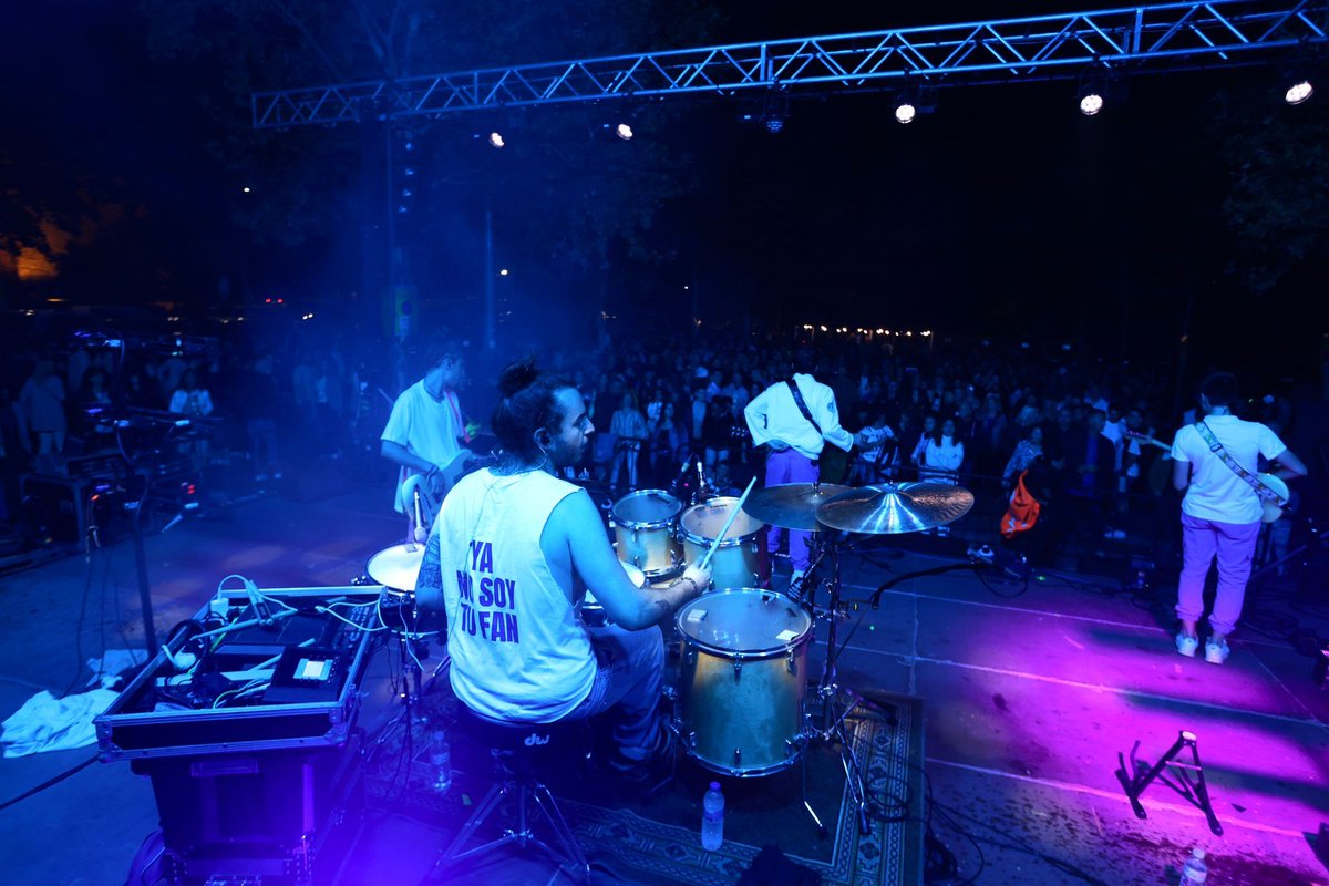 🎶La Banda Neon electritza l'aparcament del Vapor amb un repertori que repassa des dels himnes intergeneracionals més icònics fins a les tendències musicals més actuals, acompanyats d'una narrativa especial que sorprèn. #FestaRoser