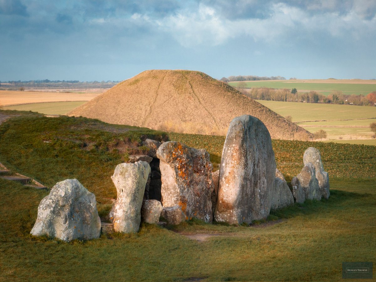 thorneh's tweet image. The West Kennet long barrow and Silbury Hill. Look out later today for an Avebury related video from @PaulWhitewick