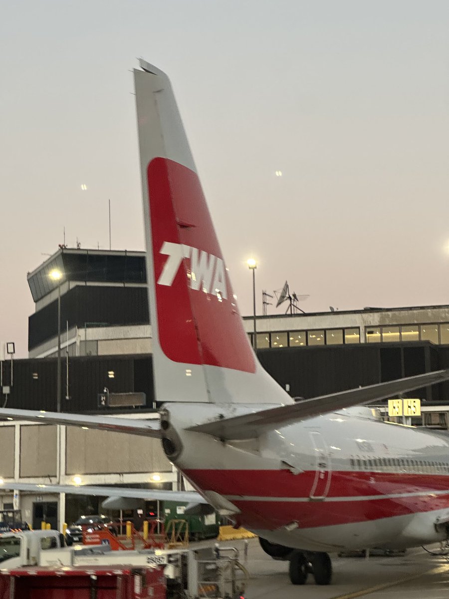 Don’t see this very often! At H gate now at ⁦<a href="/fly2ohare/">O'Hare Intl. Airport</a>⁩.