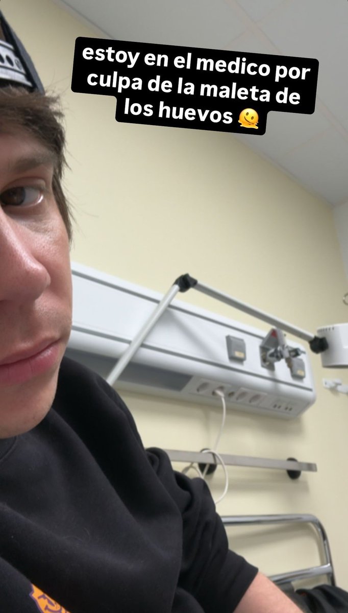 NanekoNya's tweet image. Más que verlo así ahora, que ya da impresión, pienso en cómo mierda actuó la adrenalina en su cuerpo para tanquear el eventazo, pasárselo de puta madre, irse de fiesta masónica y seguir existiendo con el pie en ese estado 😭😭