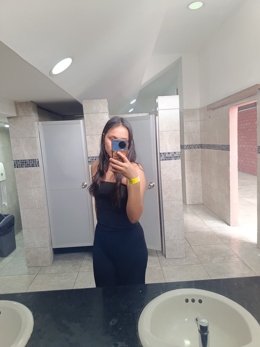 LoveStrongJB1's tweet image. Mil cosas en mente y mi pecho quiere explotar..