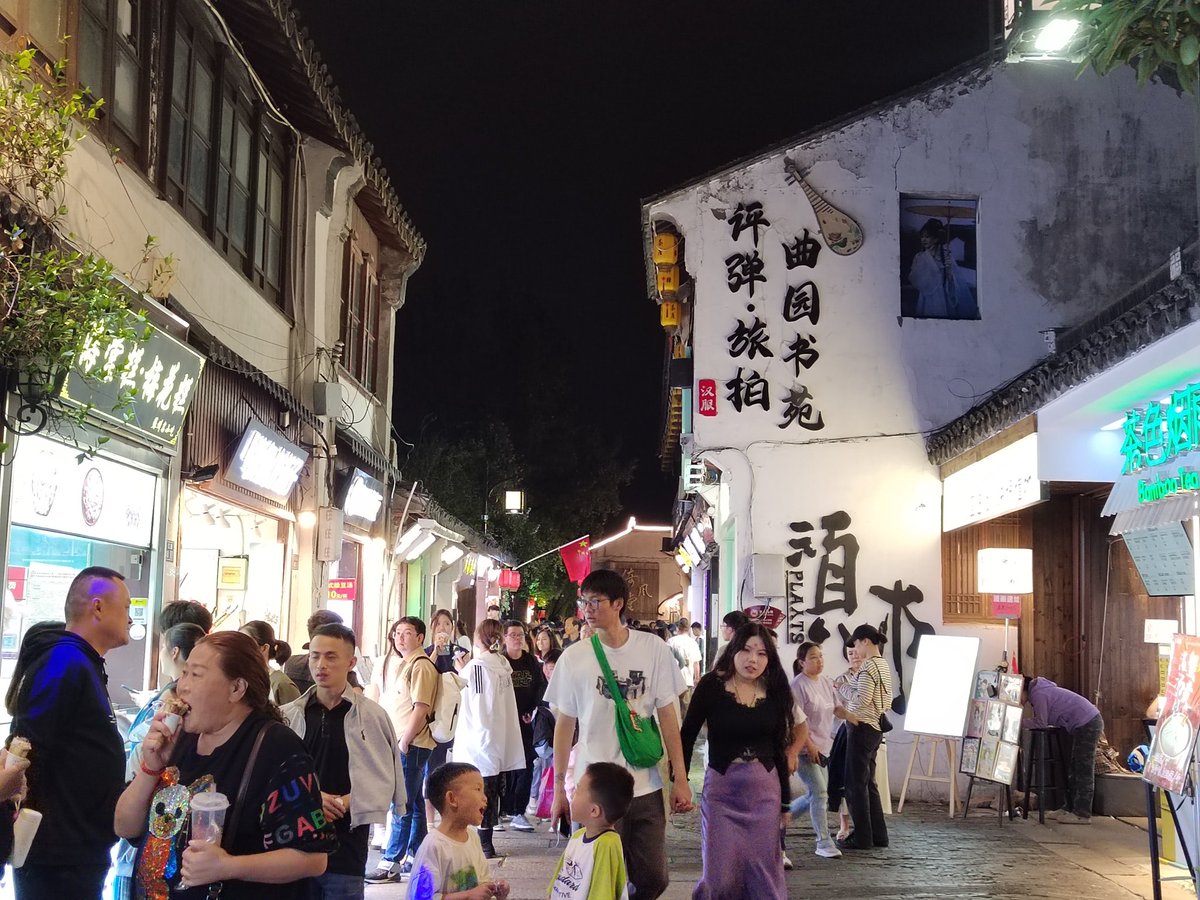 BoberSunny's tweet photo. 跟着习近平总书记的足迹，打卡历史文化名城——苏州。江南何处？苏州为最 平江路历史文化街区，白天&amp;夜晚🌃 不一样的景致，同样的人流 #PingjiangRoad Historical and Cultural District, Day and Night  Different Scenery @VisitSuzhou #XiJinping @xuejianosaka @zwbsj163com1 https://t.co/ivxTuwfYC3