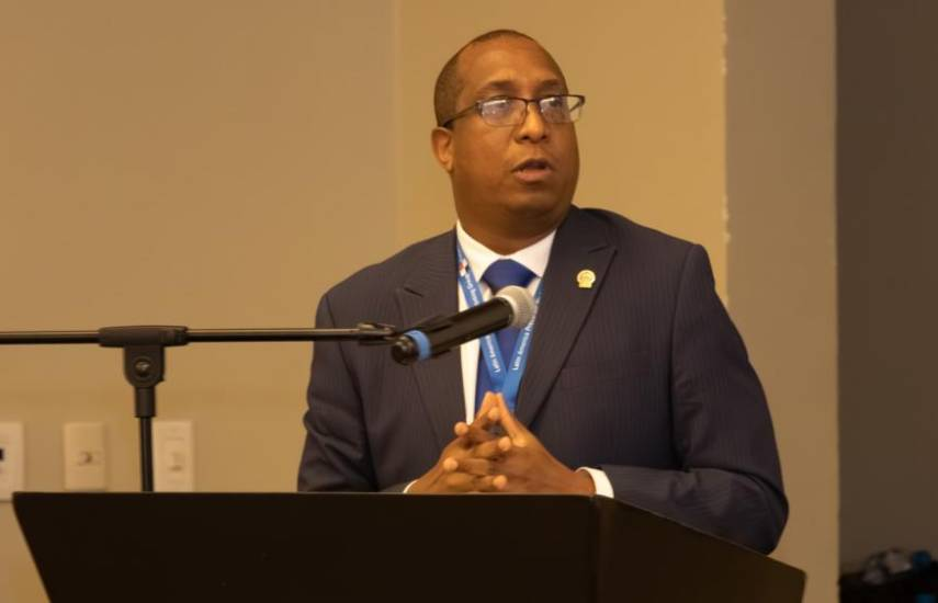 * Gracias a Dios va pa' fuera!
Veíamos que a cada rato te congraciabas con los gringos y no hacias un comino para investigar casos de alto perfil a pesar de clamor del pueblo!