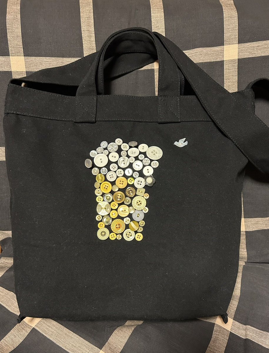 bousist's tweet image. 無印良品の2WAYトートバッグをビール大好き仕様にしてみました！
ボタン！ボタン！ボタン！
⚪️⚪︎⚪️◯⚪︎⚪️     🕊️
⚪︎⚪️⚪️⚪︎🤍◯
◯⚪︎⚪️◯⚪️⚪️
🟡💛🟡🟡⚪️
🟡🟡🟡🟠🟡
🟡🟠🟡✨🟡
🟡✨🟡🟡🧡
🟡🟡🟡🟡🟡
 #LOVEBEER