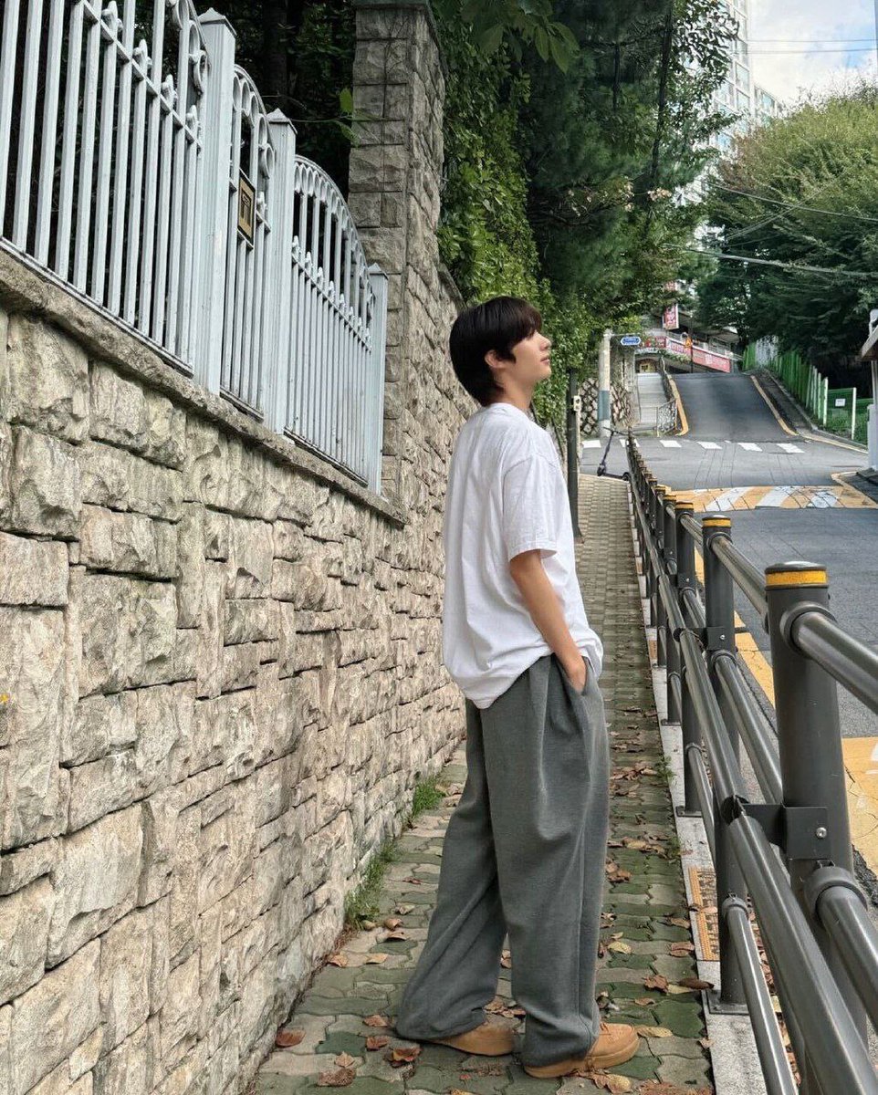 Youmngjae's tweet photo. A moment of reflection between the chaos of city streets. 평범한 느긋한 오후 산책, the road ahead curves upward, unseen, yet he stays here, his mind wandering to places only he can see. Life flows past, but for now, he’s content in this serene pause. https://t.co/DNBDUo90f4