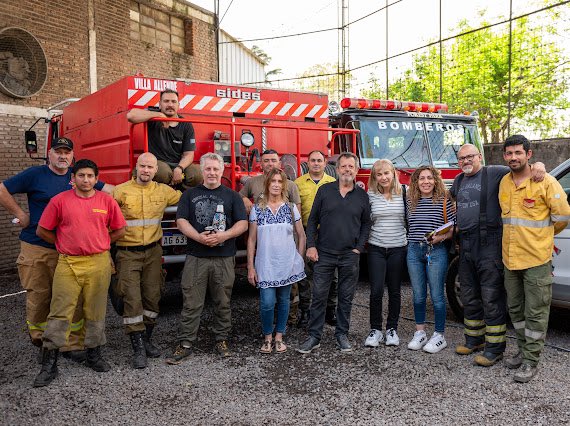mi_aparicio10's tweet photo. 👩🏼‍🚒 Hoy tuve el honor de poder visitar el cuartel de #BomberosVoluntarios de Villa Allende.

Es emocionante escuchar hablar a cada uno de ellos de cómo los apasiona esta gran profesión. https://t.co/0GjHxyNuM6